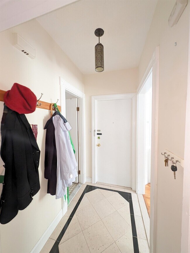 Building Photo - 489 Main St