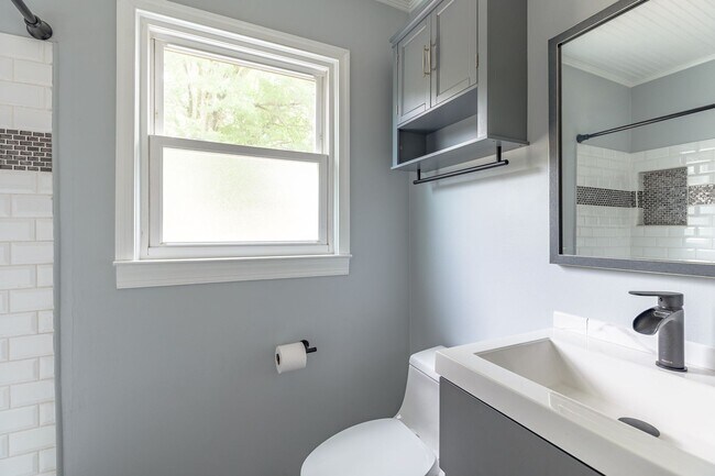 Building Photo - Spacious home located in a great neighborhood!