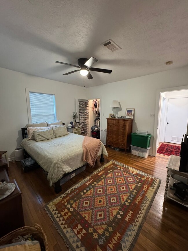 Building Photo - August Move-In! Charming 2/1 house near Do...