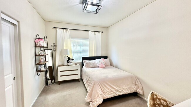 Building Photo - Beautiful "Model" Home in the Horse Creek ...