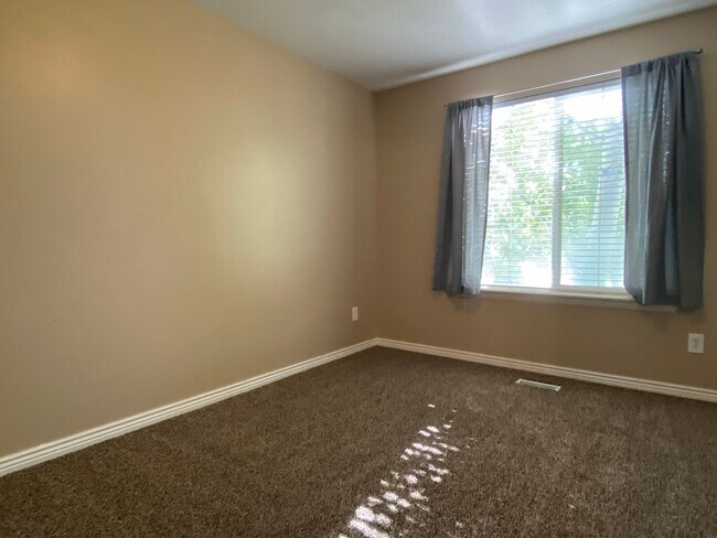 Building Photo - 5 Bedroom/3 Bathroom Home in Riverton