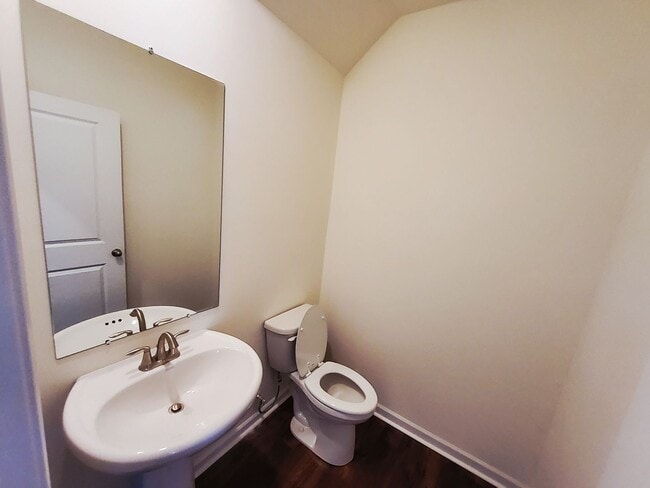 Building Photo - Kodak 37764 - 3 bedroom 2.5 bath townhouse - call Dustin Walker 865-221-0197