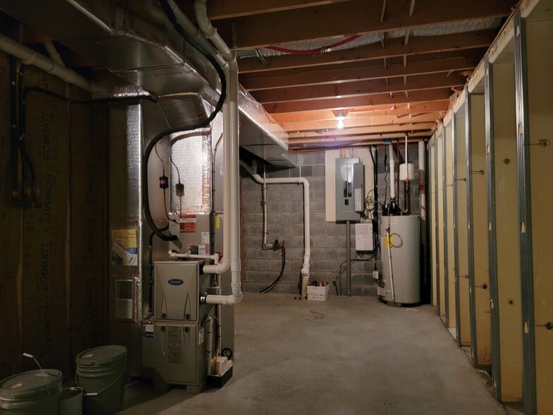 Building Photo - 647 Winding Ln