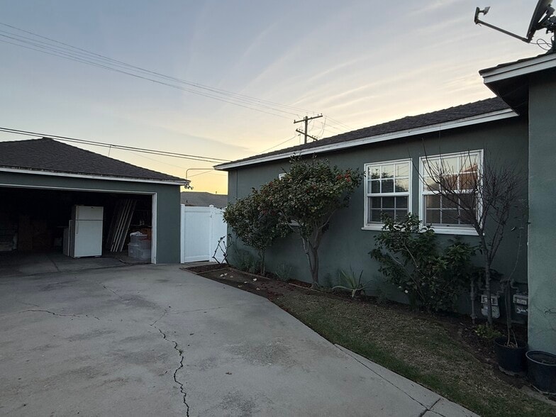 Shared garage space / empty - 6522 W 86th Pl