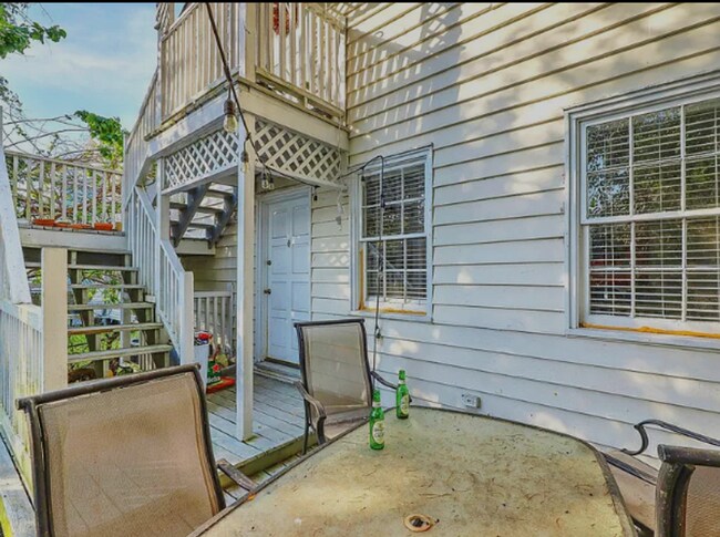 Building Photo - 3 Bedroom 1 Bath Apartment - Downtown Charleston