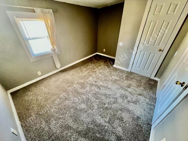 Building Photo - ADORABLE and CLEAN home in KCK-Available N...