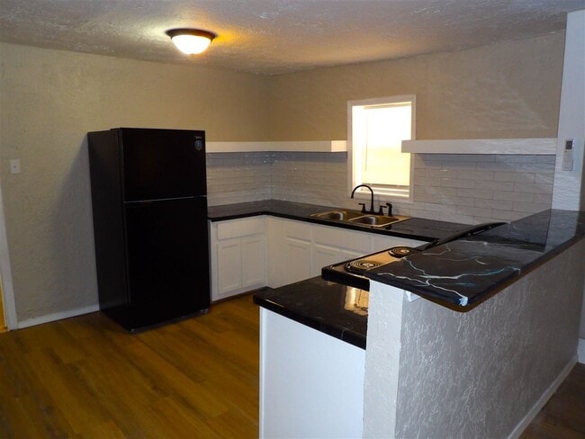 Building Photo - 316 NW Columbia Ave