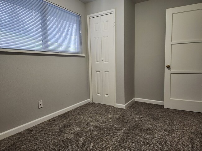 Building Photo - 2 Bedroom Duplex!!
