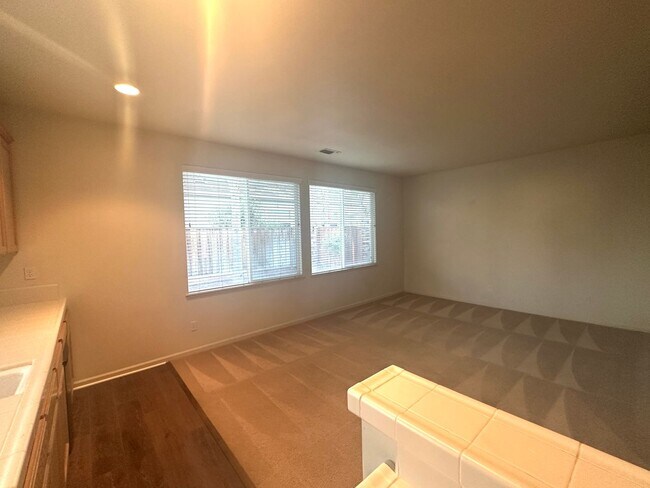 Building Photo - Reduced Price! Spacious 5 Bed, 3 Bath home...