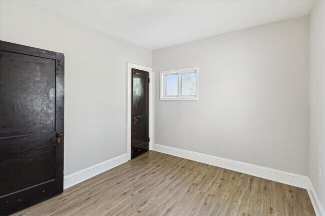 Building Photo - 1524 E 204th St