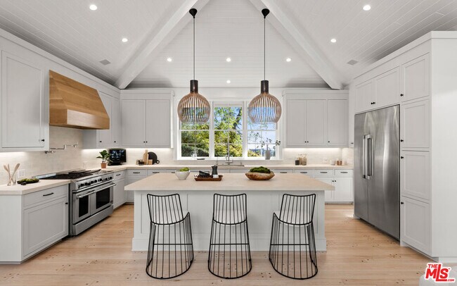 Primary Photo - 1330 N Wetherly Dr