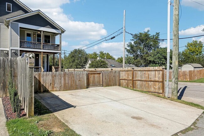 Building Photo - 717 Stockell St