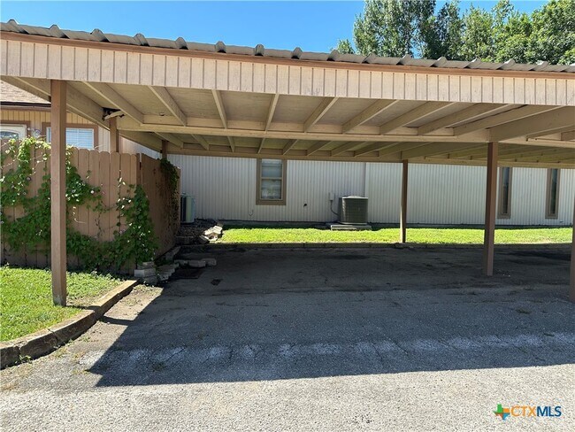 Building Photo - 1051 Country Club Dr