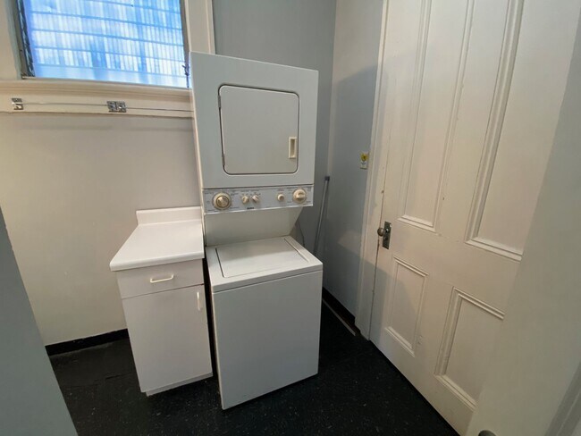 Building Photo - Top floor unit in the heart of Garden District!