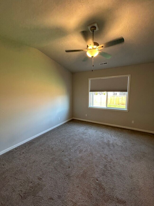 Building Photo - Beautiful 4 Bedroom, 2 Bath Home in Carlton