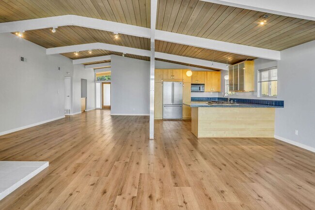 Building Photo - Single story view home overlooking Mission...