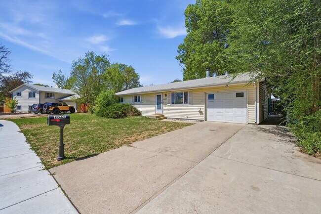 Building Photo - $1,990.95- 3 bed/1 bath Home in Berthoud with a large backyard