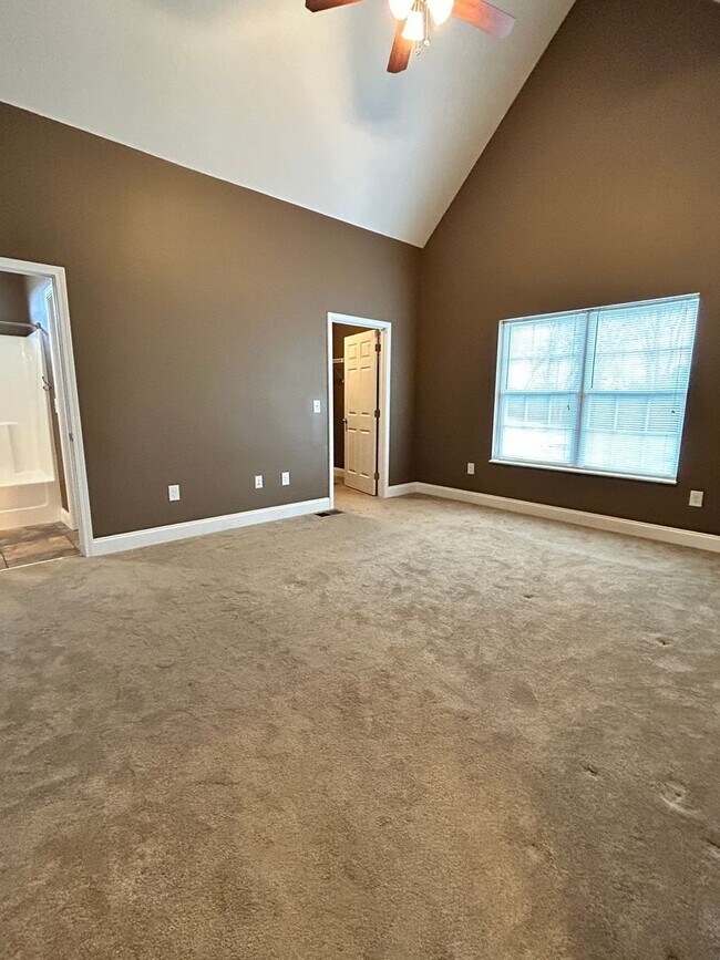 Building Photo - 310 Oak Vista Dr