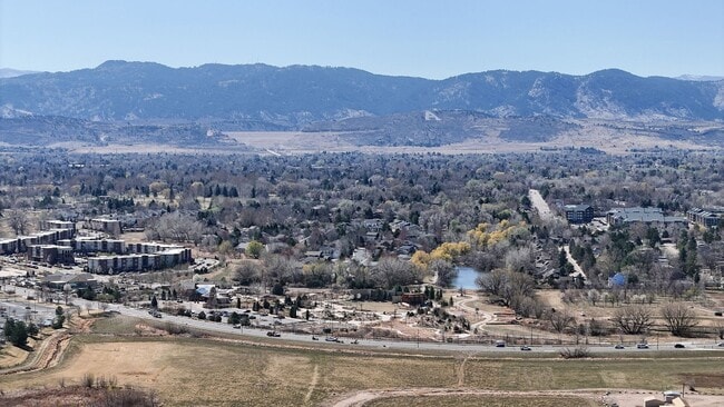 Building Photo - Beautiful Townhome-Fort Collins
