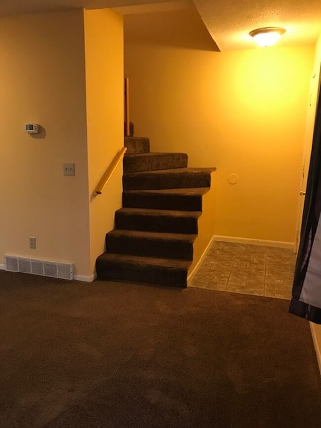Building Photo - 2 Bedroom Condo in Holiday Hills area