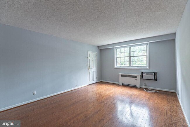 Building Photo - 201 N George Mason Dr