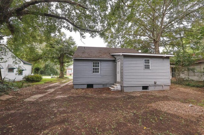 Building Photo - 209 Calhoun St