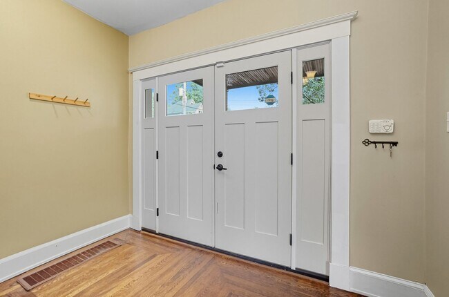 Building Photo - 6 Bed/3 Bath Remodeled Hyde Park Home w/Ce...