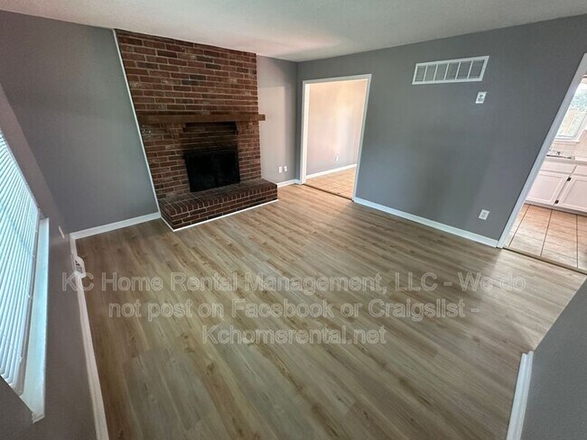 Building Photo - 424 NE Lakeview Dr