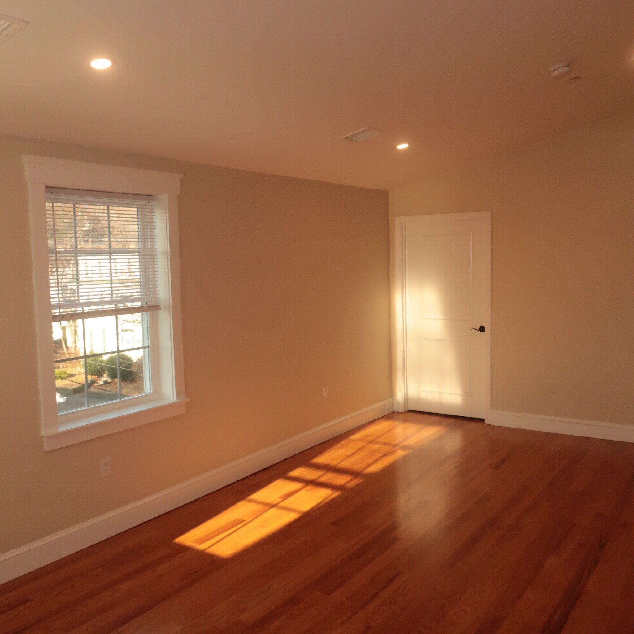 Building Photo - 32 Newhall St