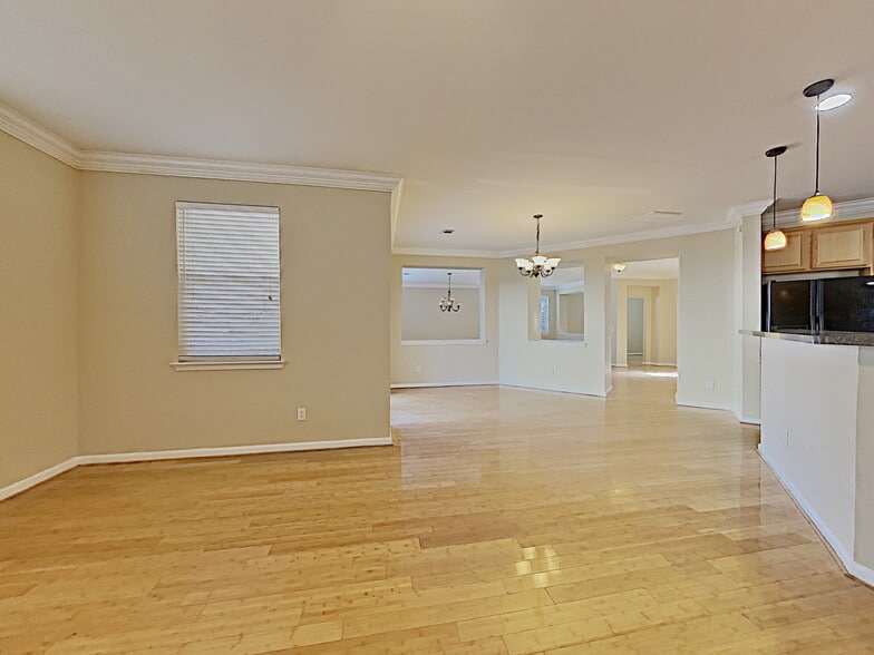 Building Photo - 348 Yellow Iris Rd