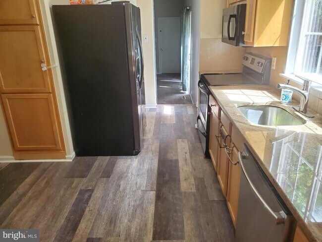 Building Photo - 10 Binford Ln