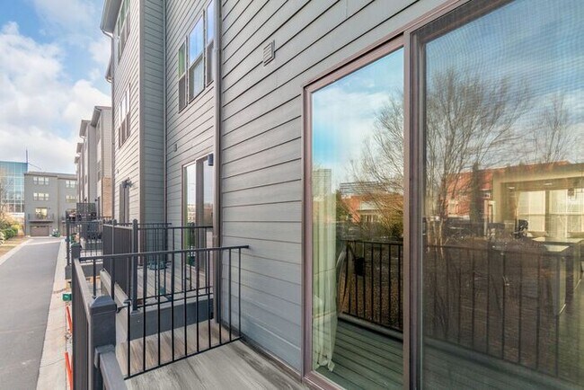 Building Photo - Stunning 3-Bedroom Townhouse in the Heart of South End!