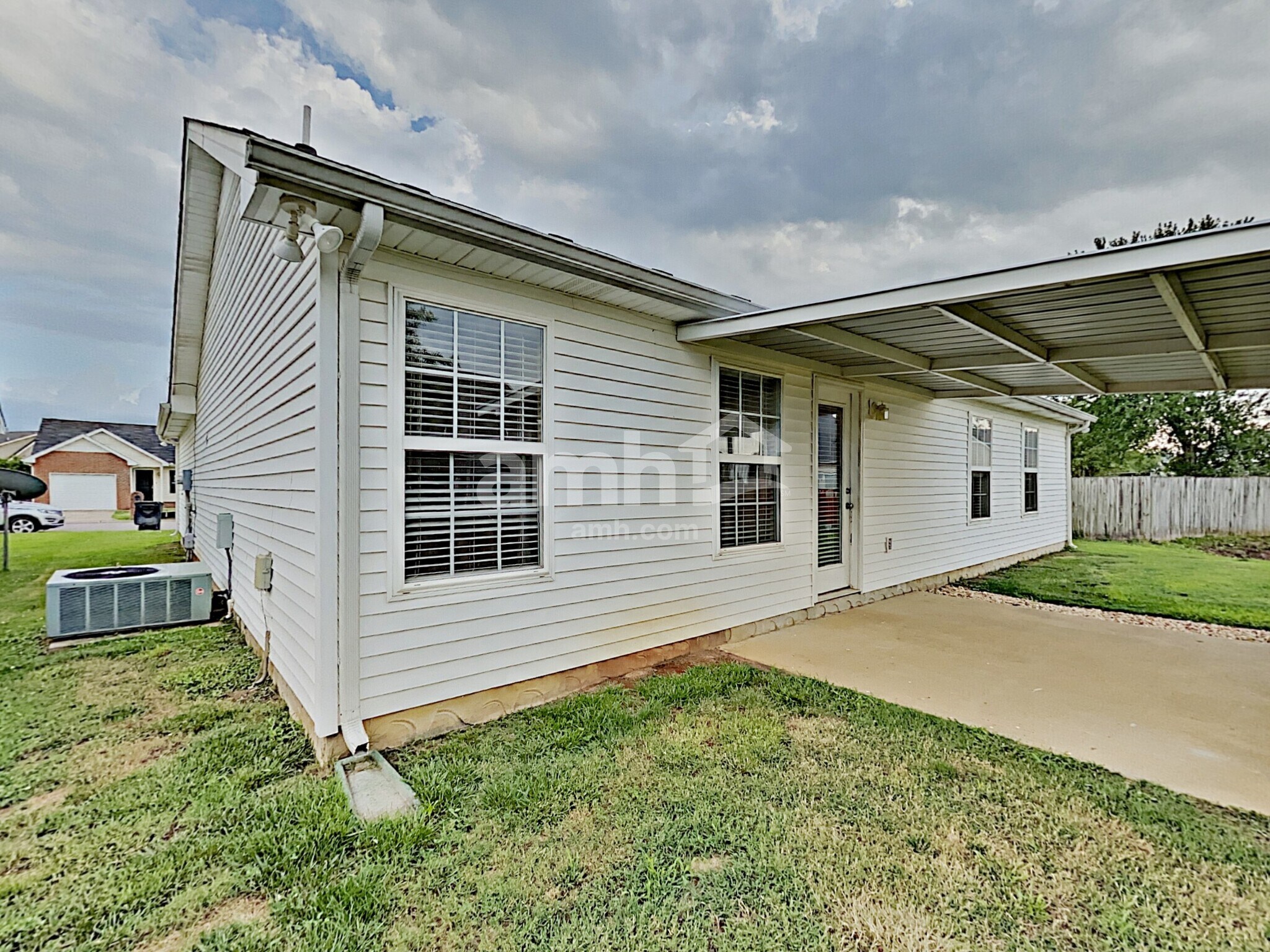 Building Photo - 3050 Weybridge Dr