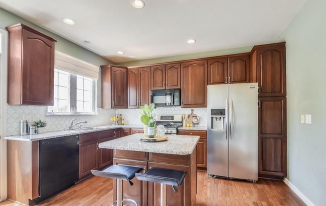 Building Photo - Stunning 2bd/2.5ba TH nestled within the prestigious Belmont Country Club!