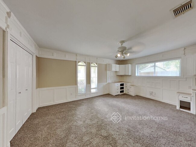 Building Photo - 230 Magic Oaks Dr