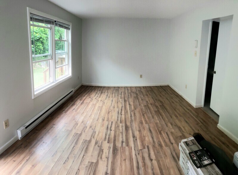 Living Room - 80 Wall St