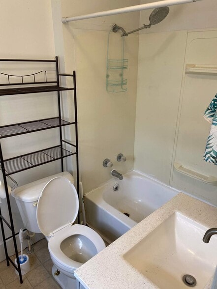 Bathroom - 304 E 8th Ave