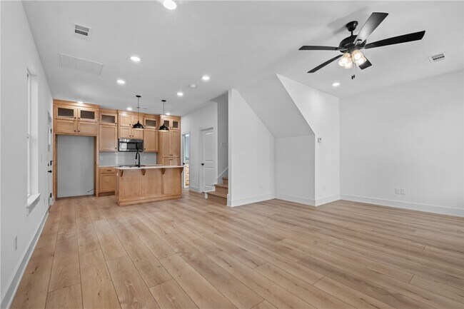 Building Photo - 576 S Willow Ave