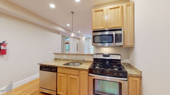 Building Photo - Renovated 2 Bedroom 2 Bath in Columbia Hei...