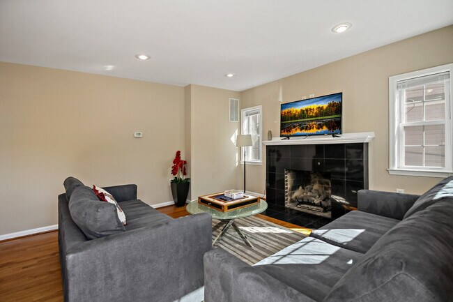 Building Photo - 300 Lawton St