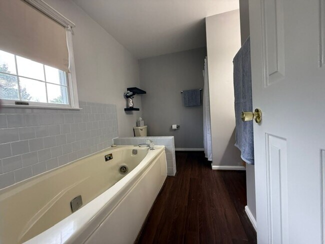 Building Photo - 2788 Pinewood Dr