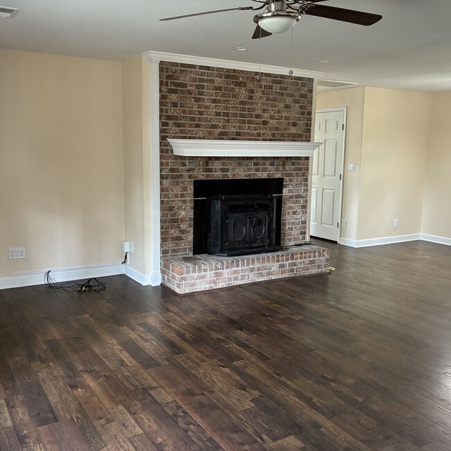 Building Photo - 4 Bedroom 3 Bath Home in Winnabow, NC