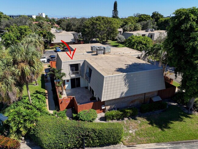 Building Photo - 1700 Embassy Dr