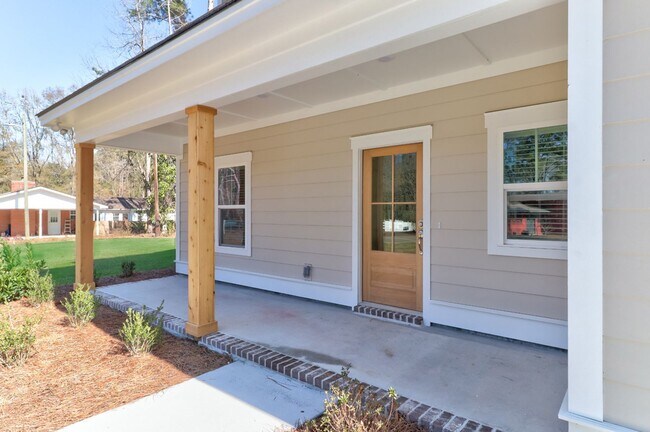 Building Photo - 204 Pineland Dr