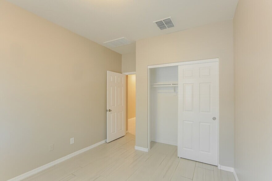 Building Photo - 8828 S 41ST Dr