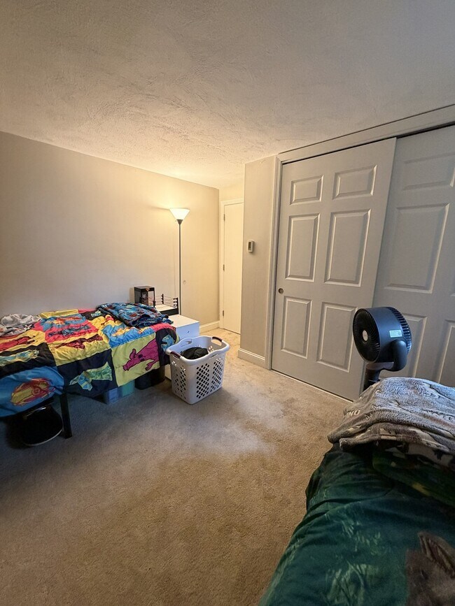 Building Photo - 36 Greentree Ln