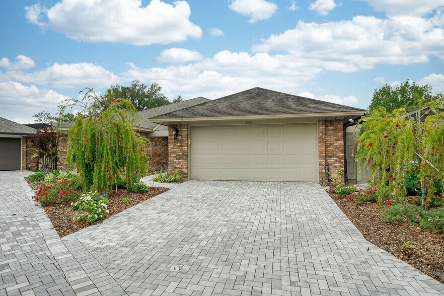 Building Photo - 1886 Demetree Dr