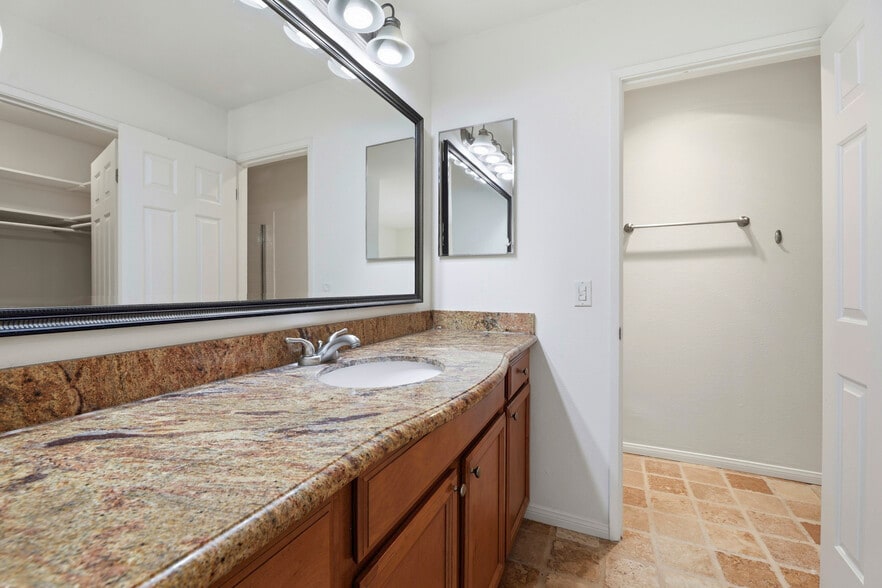 Building Photo - 523 Woodside Oaks