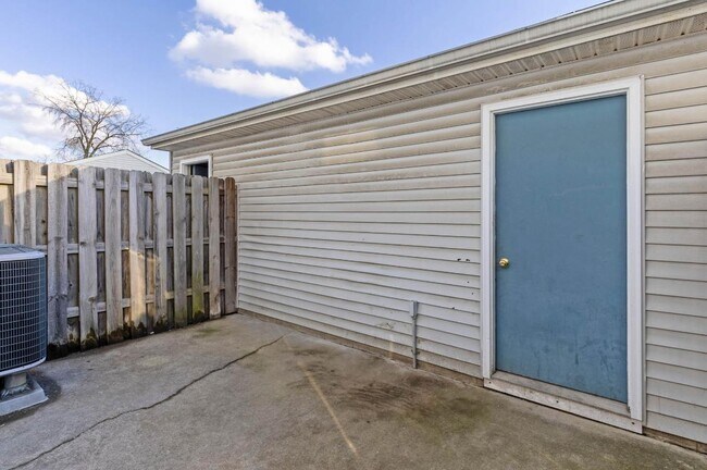 Building Photo - 2447 Brady Commons Dr