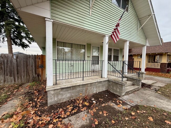 Building Photo - Spacious and Well-Equipped 3 Bed Spokane H...